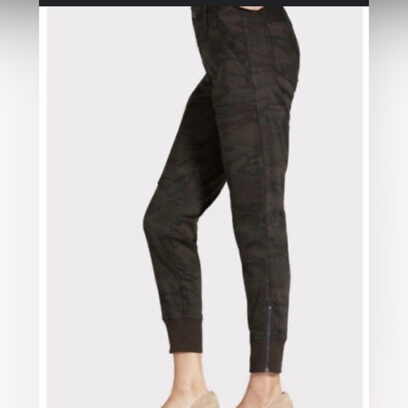 Evereve Pants - Evereve Midnight Camo Joggers Size 27. Zip Ankle.